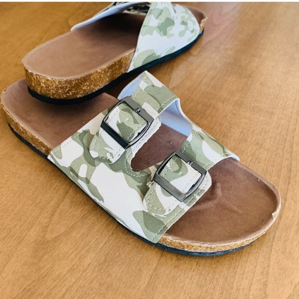 BNIB Camo Double Buckle Footbed Sandal